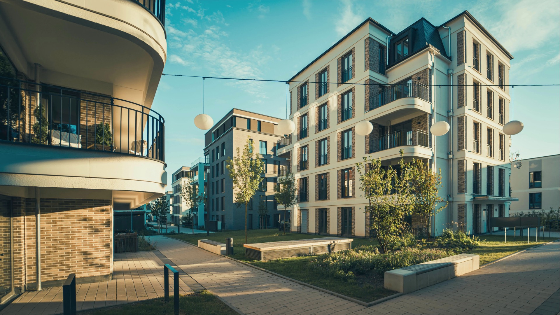 Moderner Wohnkomplex mit begrüntem Innenhof als Einstieg in eine strukturierte Verwaltungsanfrage